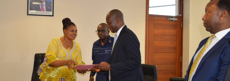 Waziri wa Nchi Ofisi ya Waziri Mkuu (Sera, Bunge, Kazi, Vijana, Ajira na Wenye Ulemavu) Mhe. Jenista Mhagama amkaribisha Katibu Mkuu Mpya Bw. Andrew Massawe alipowasili Jijini Dodoma.